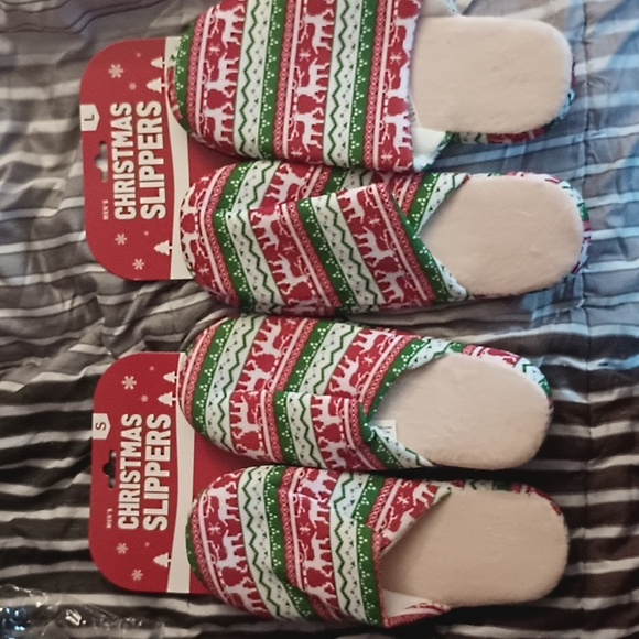 Christmas 🎄slippers NWT BOTH PAIRS Unisex 🤶🧑‍🎄 - Picture 1 of 4